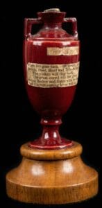 लाल रंग की एशेज ट्रॉफी