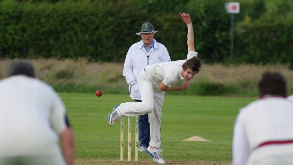 टेस्ट मैच में बॉलर बॉल डाल रहा है