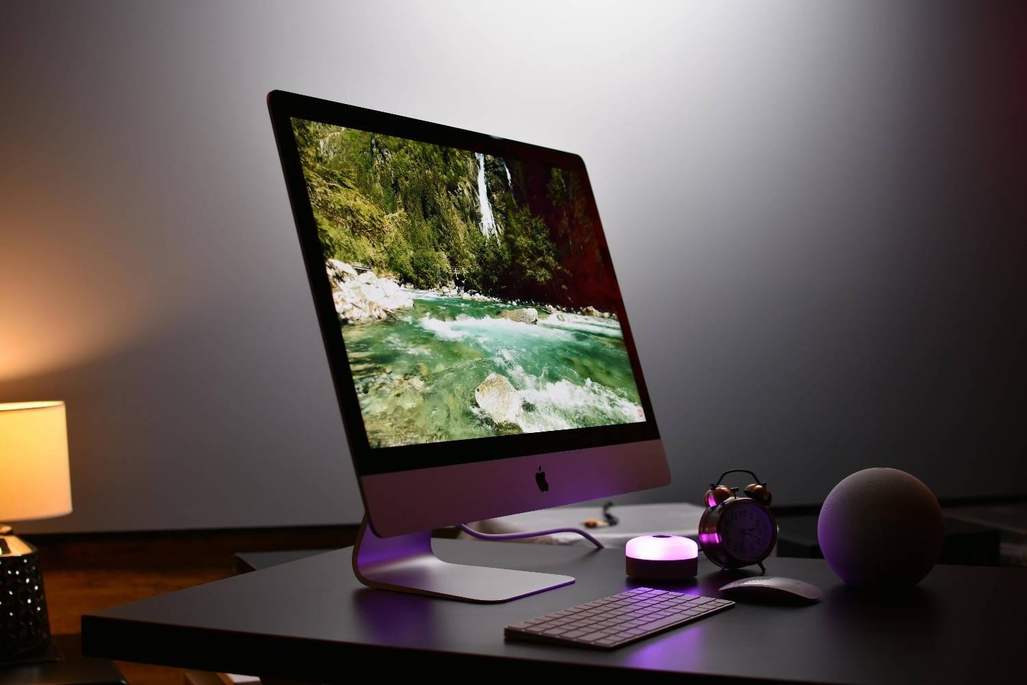 एक नया कंप्यूटर रखा हुआ है