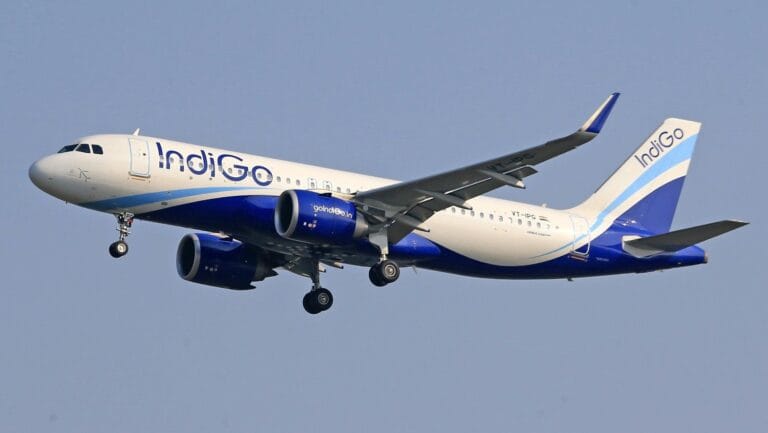 इंडिगो की फ्लाइट आसमान में उड़ रही है