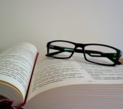 एक ज्ञान की किताब जिस पर चश्मा रखा है