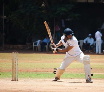 एक लड़का क्रिकेट खेल, खेल रहा है